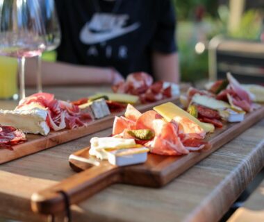 Table extérieure avec planches de charcuterie et fromages au camping Lodges & Nature - 49