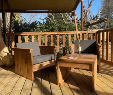 Terrasse en bois avec fauteuils et table du Lodges & Nature - 49