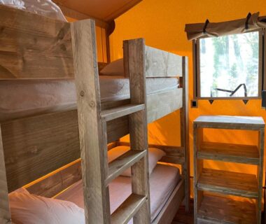 Intérieur avec lits superposés en bois dans le Lodges & Nature - 49