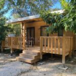 Terrasse ombragée de chalet en bois au Lodges & Nature - 71