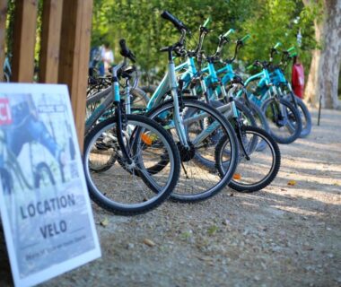 Allée du camping avec vélos en location au Lodges & Nature – 71