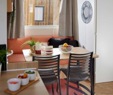 Coin repas lumineux avec table et chaises dans le lodge Lodges & Nature 71