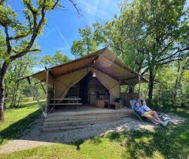 Terrasse en bois avec tente et transat aux Lodges du Bois Dodo