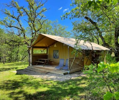 Terrasse en bois avec fauteuils et table au lodge Lodges du Bois Dodo