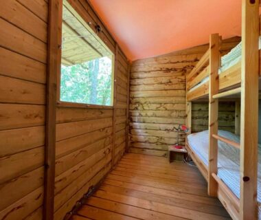 Intérieur de lodge avec lits superposés dans les Lodges du Bois Dodo