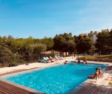 Piscine extérieure avec transats aux Lodges du Ushuaïa Villages Camping les 4 Saisons