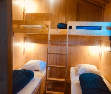 Intérieur en bois avec lits superposés aux Lodges du Ushuaïa Villages Camping les 4 Saisons