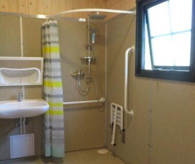 Salle de bain avec douche et barres d appui dans les Lodges du Ushuaïa Villages Camping les 4 Saisons