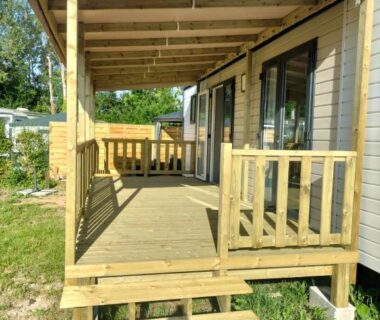 Terrasse couverte en bois devant le mobil-home du Logement calme