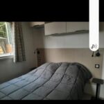 Chambre avec lit double et fenêtre dans le Logement calme