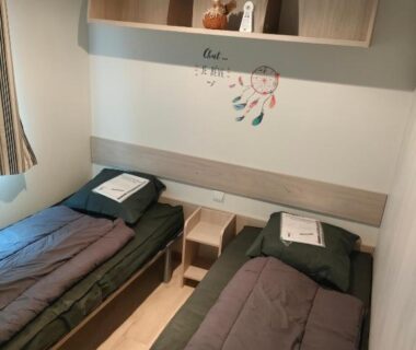 Chambre avec deux lits simples dans l'hébergement L'orée du bois