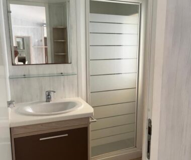 Salle de bains avec douche et vasque dans L'orée du bois