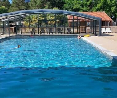 Piscine extérieure avec abri et transats au camping L'orée du bois
