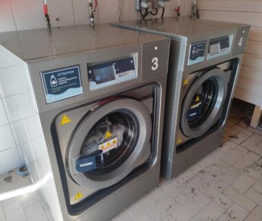 Buanderie avec deux lave-linge au camping L'orée du bois