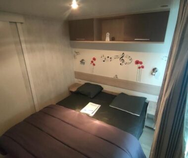 Chambre avec lit double étagères et stickers muraux dans L'orée du bois