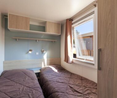 Chambre avec deux lits simples près d'une fenêtre dans l'hébergement Lou Soleil 80