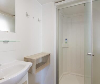 Salle de bain avec cabine de douche et lavabo du Lou Soleil 80