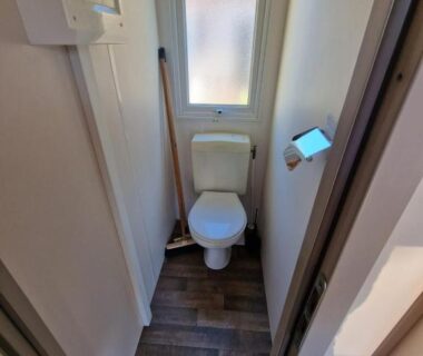 WC étroit avec fenêtre et toilettes dans le Loue mobil home 4-6 personnes Torreilles