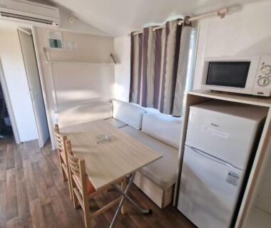 Intérieur coin repas et kitchenette du Loue mobil home 4-6 personnes Torreilles