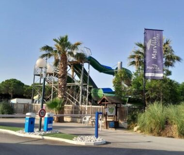 Aire aquatique avec toboggan et palmiers au Loue mobil home 4-6 personnes Torreilles