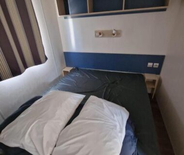 Chambre avec lit double et rangements dans le mobil home Loue mobil home 4-6 personnes Torreilles
