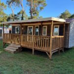Parcelle gazonnée avec mobil-home et terrasse du Louisiane 1