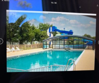 Piscine extérieure avec toboggan et bassin au camping Louisiane 1