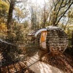 Cabane sphérique perchée dans les arbres au Lov’nid spa et sauna