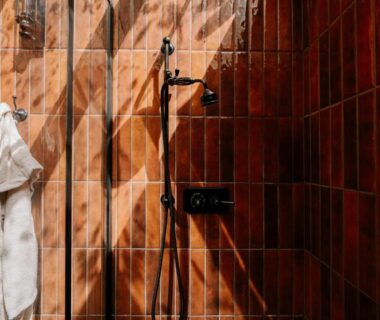 Douche carrelée aux carreaux bruns dans le Lov'nid spa & sauna