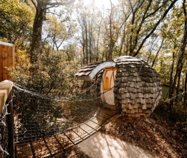 Cabane sphérique perchée dans les arbres au Lov’nid spa et sauna