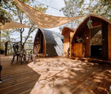 Terrasse en bois avec pods et vélos au camping Lov'nid spa et sauna