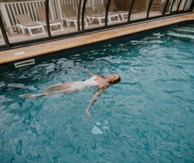Piscine couverte avec une personne qui flotte au Lov'nid spa et sauna