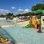 Piscine pour enfants avec toboggan et jeux aquatiques au Ludocamping