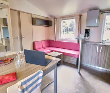 Intérieur mobil-home coin salon et kitchenette du Ludocamping