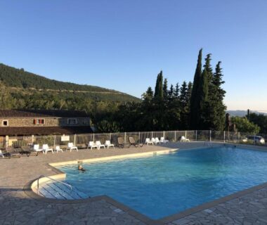 Piscine extérieure et transats dans le camping Ludocamping