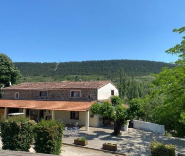 Cour intérieure avec terrasse et végétation en Ardèche au Ludocamping