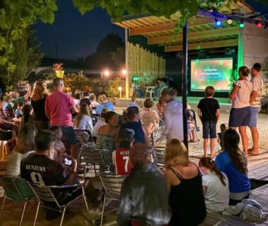 Espace extérieur avec public devant écran au Ludocamping