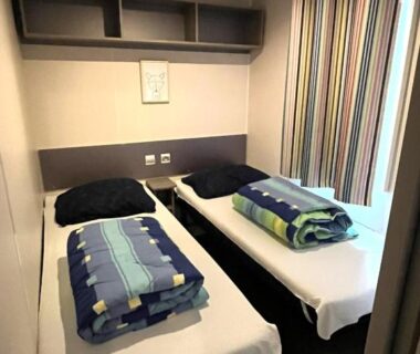Chambre avec deux lits simples dans le chalet Luxe 6 persoons Chalet camping Leï Suves Cote d'Azur Roquebrune-sur argens