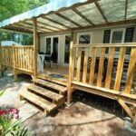 Terrasse couverte en bois avec marches du chalet Leï Suves