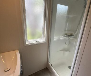 Salle de bain avec cabine de douche dans le Luxe 6 persoons Chalet camping Leï Suves