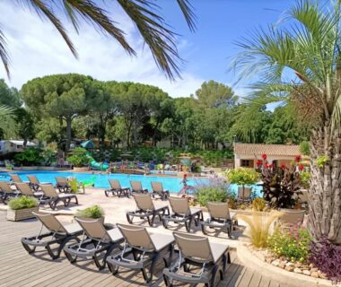 Espace piscine avec transats et palmiers au Luxe 6 persoons Chalet camping Leï Suves Côte d'Azur Roquebrune-sur Argens