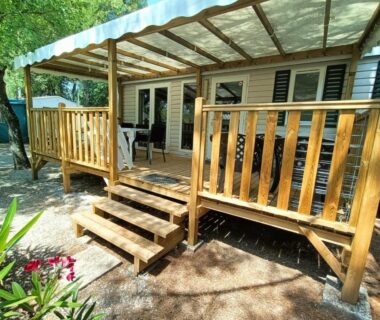 Terrasse couverte en bois avec marches du chalet Leï Suves