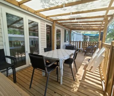 Terrasse couverte avec table et chaises du Luxe 6 persoons Chalet camping Leï Suves Cote d'Azur Roquebrune-sur argens