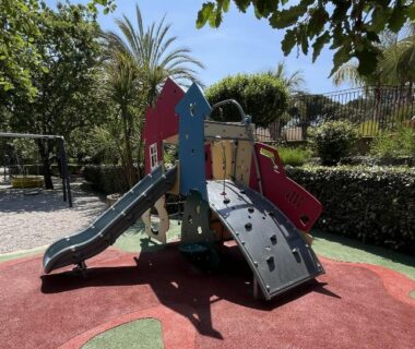 Aire de jeux avec toboggan et sol souple au Luxe 6 persoons Chalet camping Leï Suves Cote d'Azur Roquebrune-sur argens