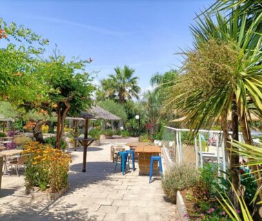 Terrasse avec tables et végétation au chalet Luxe 6 persoons du camping Leï Suves Cote d'Azur Roquebrune-sur-Argens