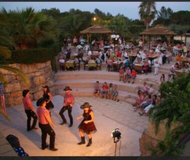 Amphithéâtre extérieur avec spectacle et public au camping Leï Suves