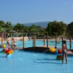 Piscine avec ponton et enfants au Luxe chalet voor 5 personen op Camping Leï Suves JoyCasa
