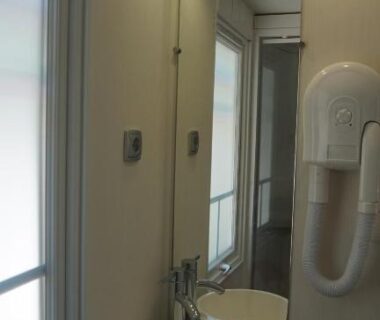 Salle de bain avec vasque et sèche-cheveux du Luxe chalet voor 5 personen op Camping Leï Suves JoyCasa