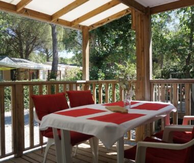 Terrasse couverte avec table et chaises du Luxe chalet voor 5 personnes op Camping Leï Suves JoyCasa