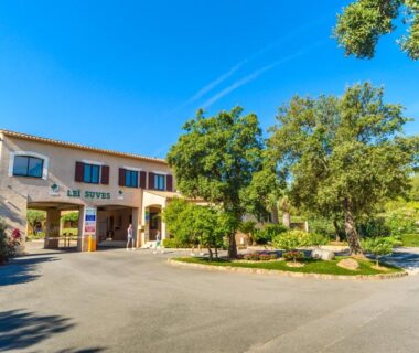 Entrée du camping avec bâtiment d'accueil et arbres au chalet Luxe pour 5 personnes JoyCasa